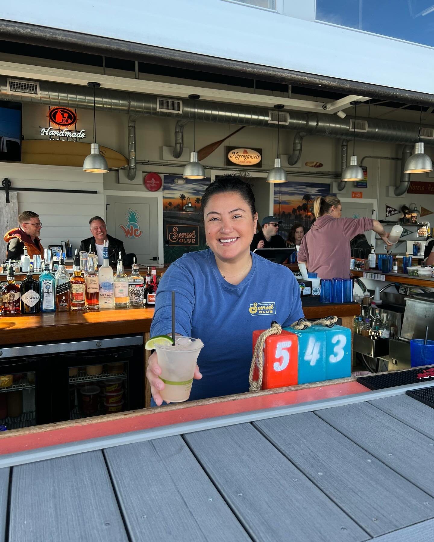 Our new bartender, Katie, is serving up cocktails and smiles for your sunset and Bruins viewing pleasure!  Kitchen &lsquo;til 9pm, bar &lsquo;til later! 
&bull;
&bull;
&bull;
#sunsetclub #plumisland #northshorema #beachbar #cocktails #gobruins