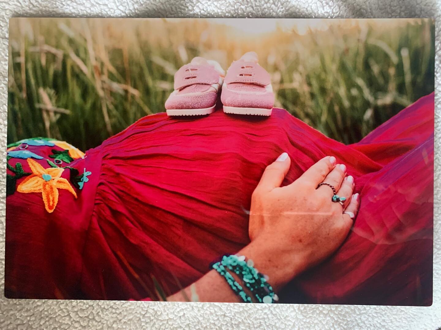 @ivy_wilson1  It came!!!!! You are going to LOVE it. 🤰🏼 #sharalouderphotography #kamasutahphotographer #summitcountyphotographer #motherhood