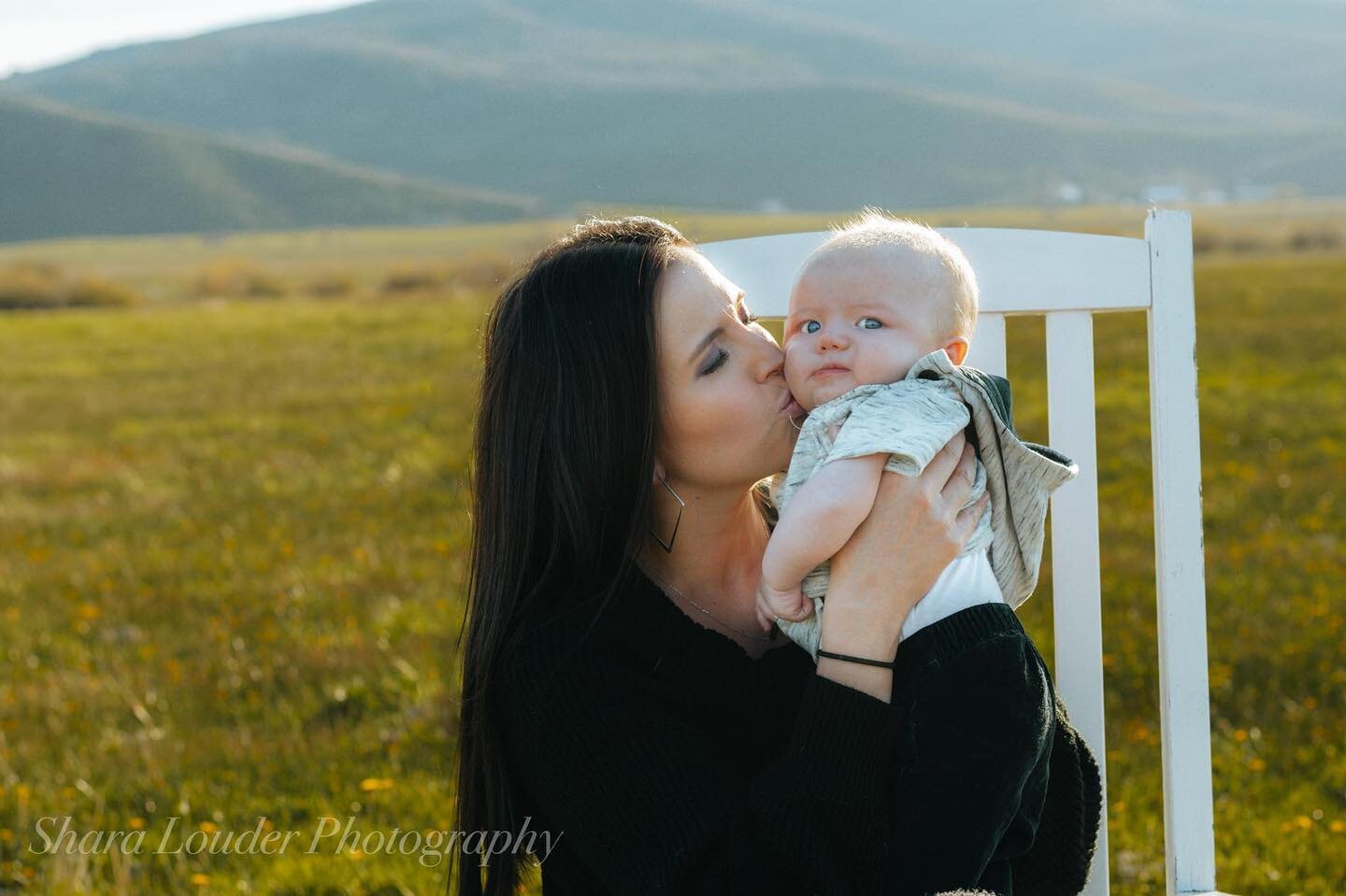 I&rsquo;m so in love with this picture. His eyes are just precious and her love so strong. #sharalouderphotography #kamasutahphotographer #summitcountyphotographer #amothersloveislikenoother #familyphotography