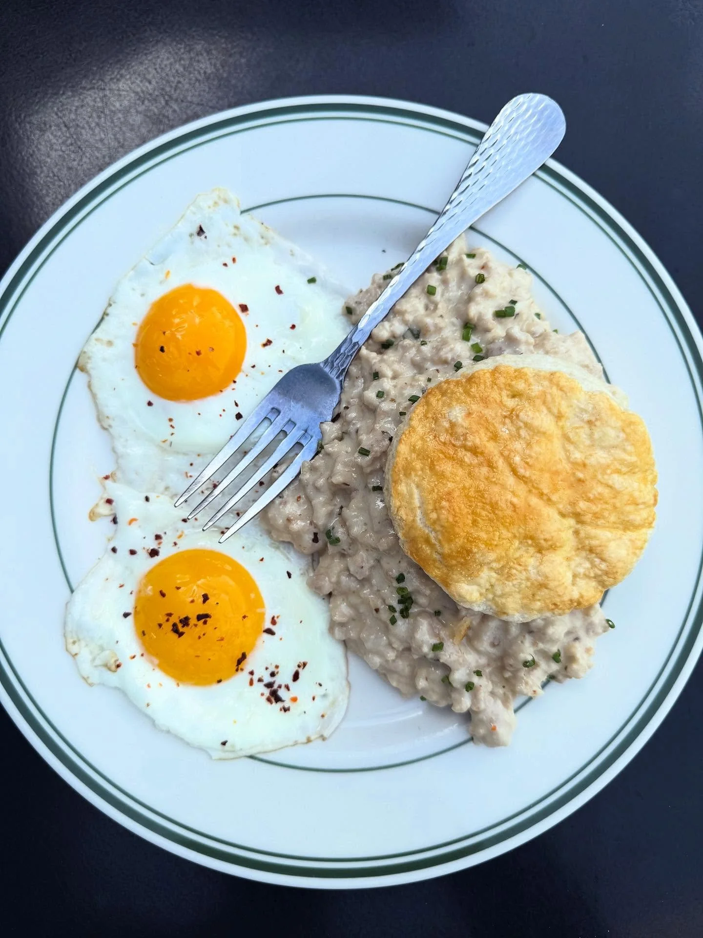 Biscuit &amp; gravy season is officially here 🍳🍳
Freshly baked buttermilk biscuit smothered in our signature pork gravy.
Add some eggs for extra fun