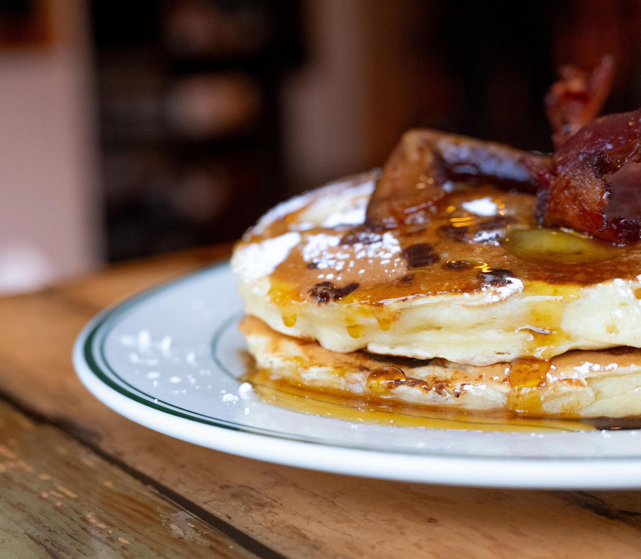 Lately it&rsquo;s been all about chocolate, banana and bacon pancakes&hellip; and honestly, we&rsquo;re not mad about it. 

This combo just hits different.