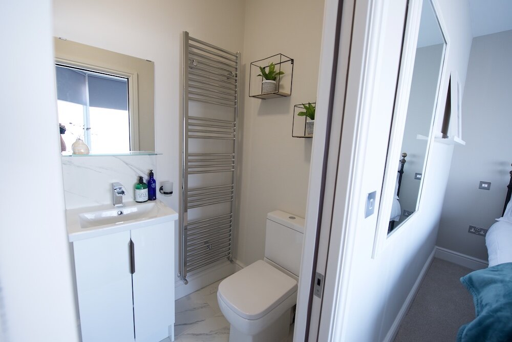 Ensuite 2.jpg