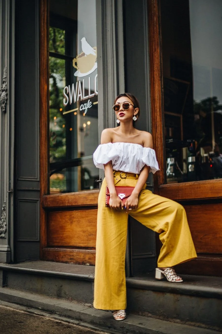 Top off-shoulder branco com detalhes ..jpeg
