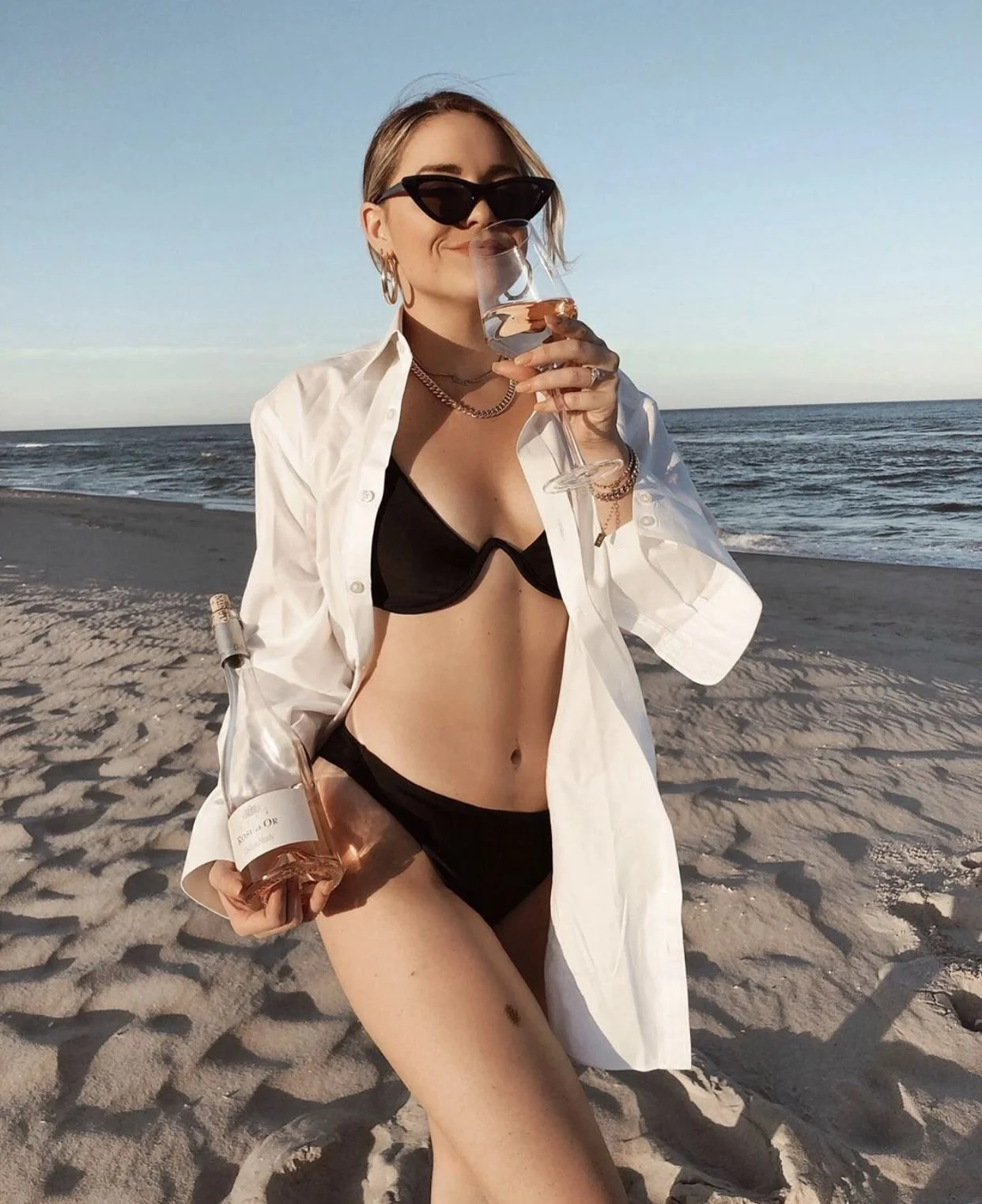 Bikini preto clássico de corte elegante..jpeg