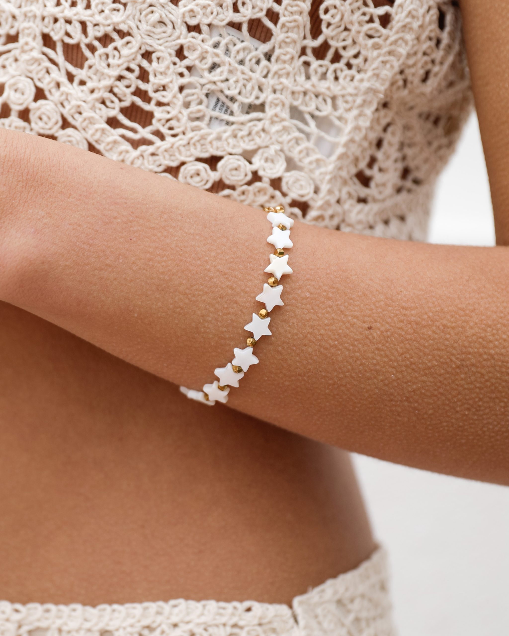 Braceletes largos em dourado para um toque sofisticado no look.png