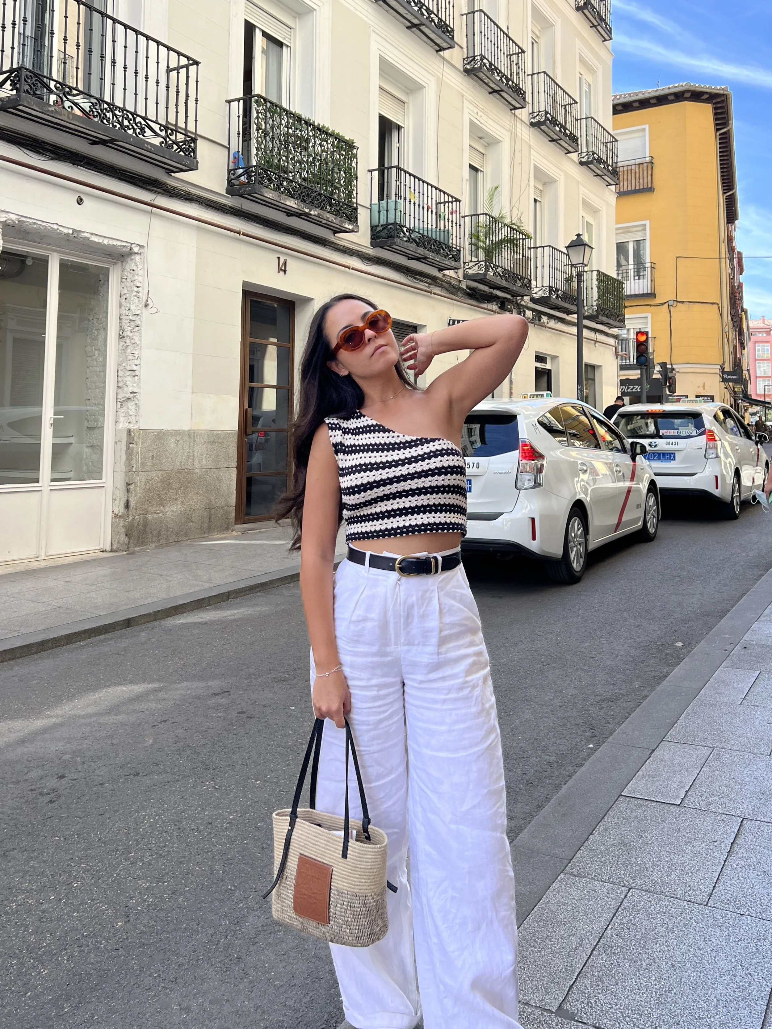 Look monocromático e fresco com riscas subtis e calças brancas para dias quentes.jpeg