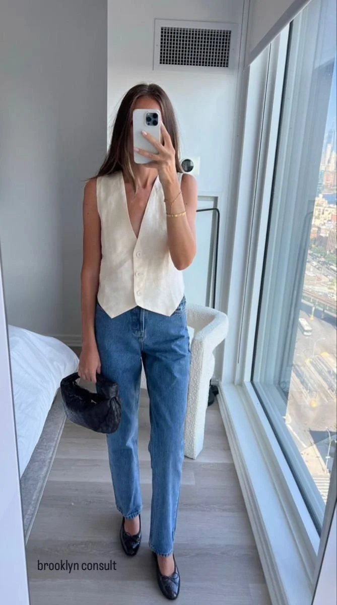 Look elegante de verão com colete de fato bege usado sem blazer.jpeg