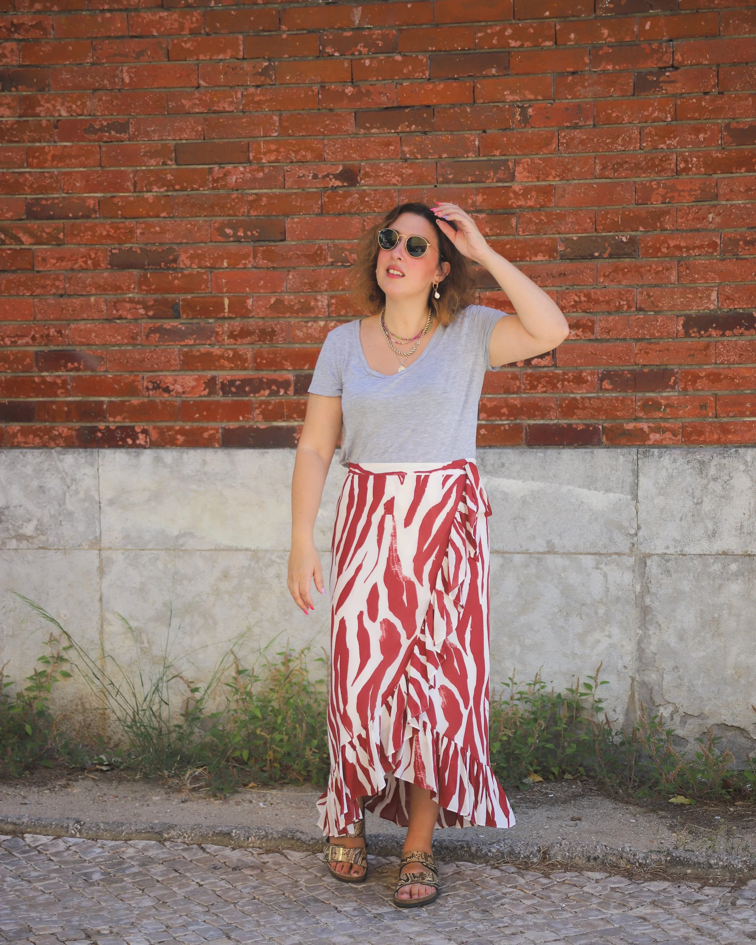 look - saia midi com padrão e t-shirt básica.jpg