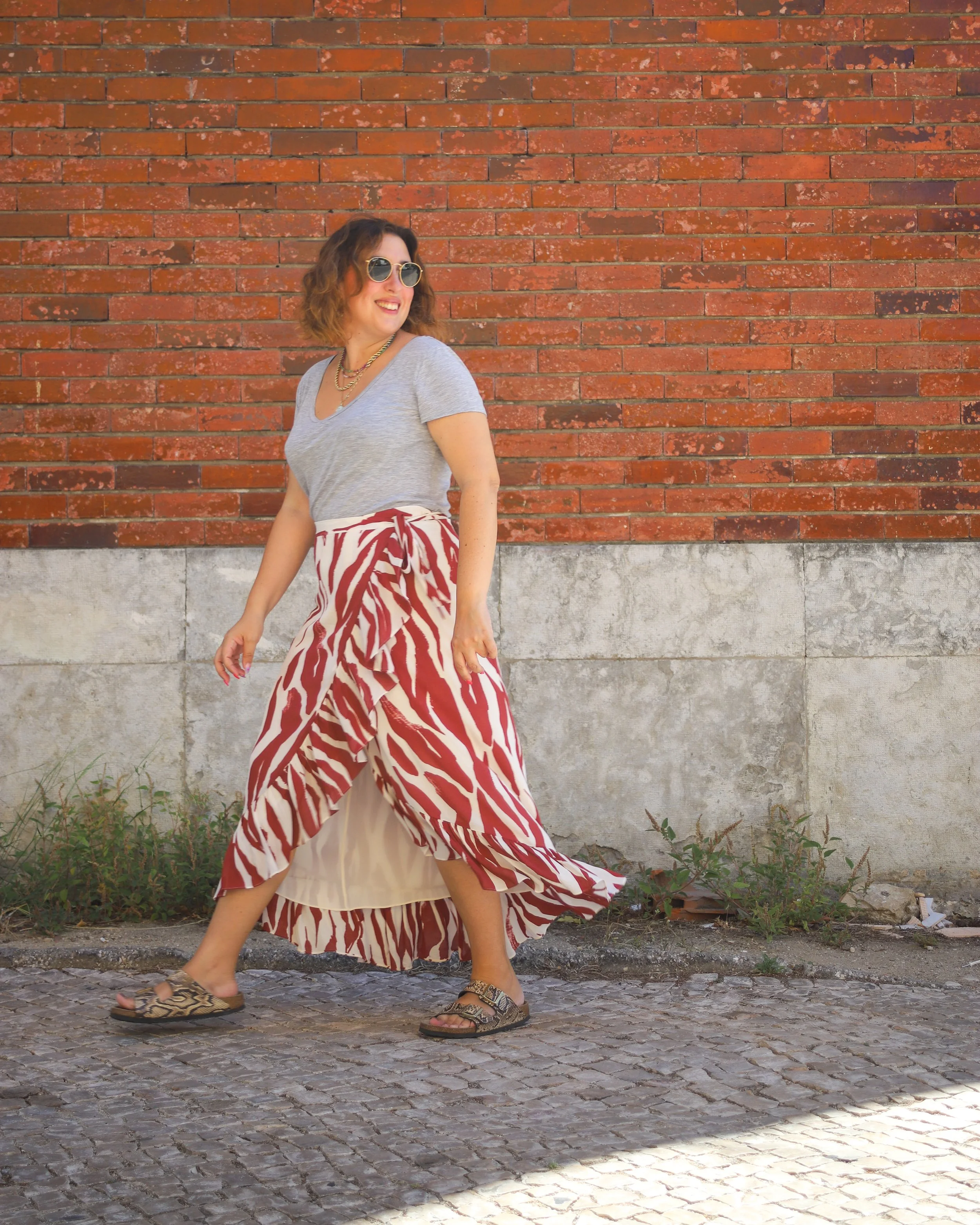 look - saia midi com padrão e t-shirt básica.jpg