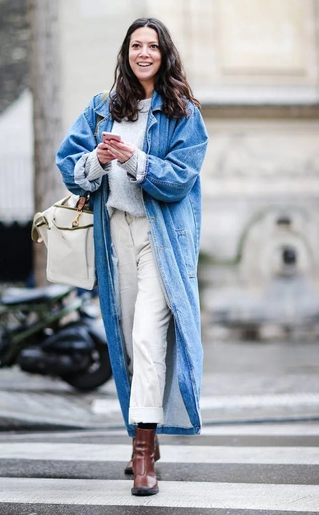 Look monocromático em tons de bege com casaco comprido de ganga..jpeg