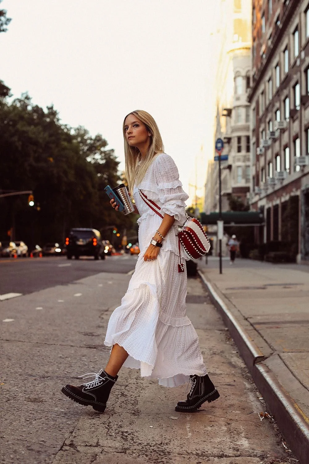 Look fluido com vestido branco e botas estilo Dr. Martens..jpeg