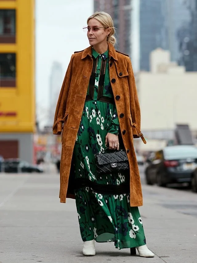 Look com vestido comprido verde estampado e casaco de camurça comprido..jpeg
