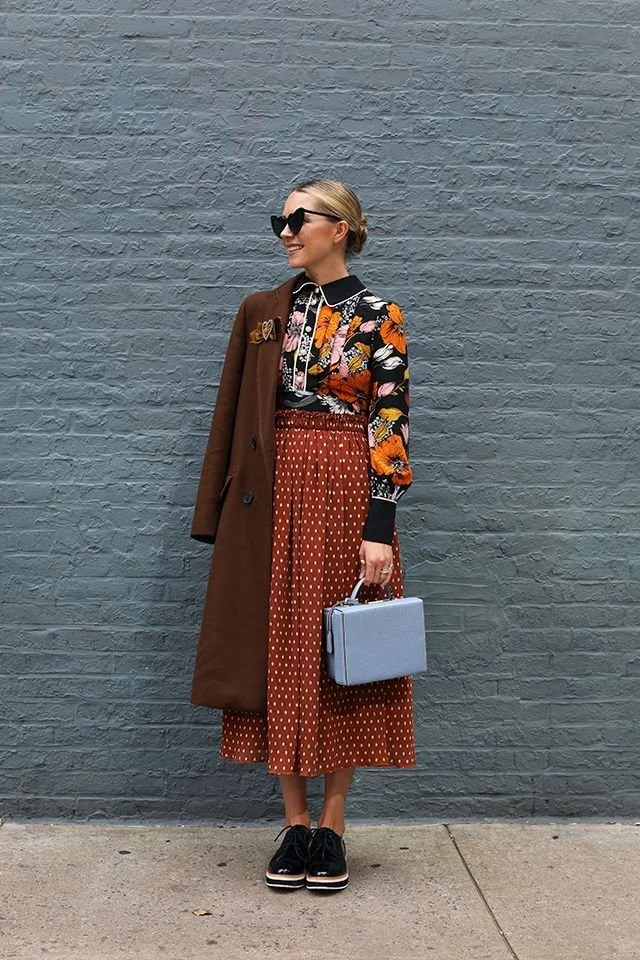Look boémio com saia castanha de bolinhas, camisa estampada e casaco castanho..jpeg