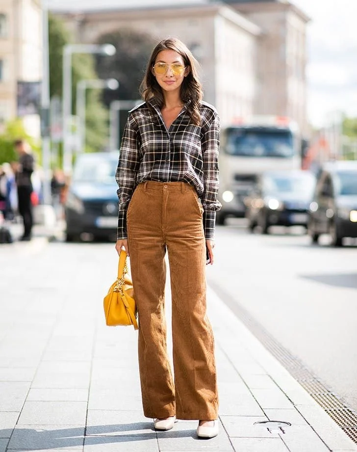 Look casual com camisa aos quadrados e calças castanhas..jpeg