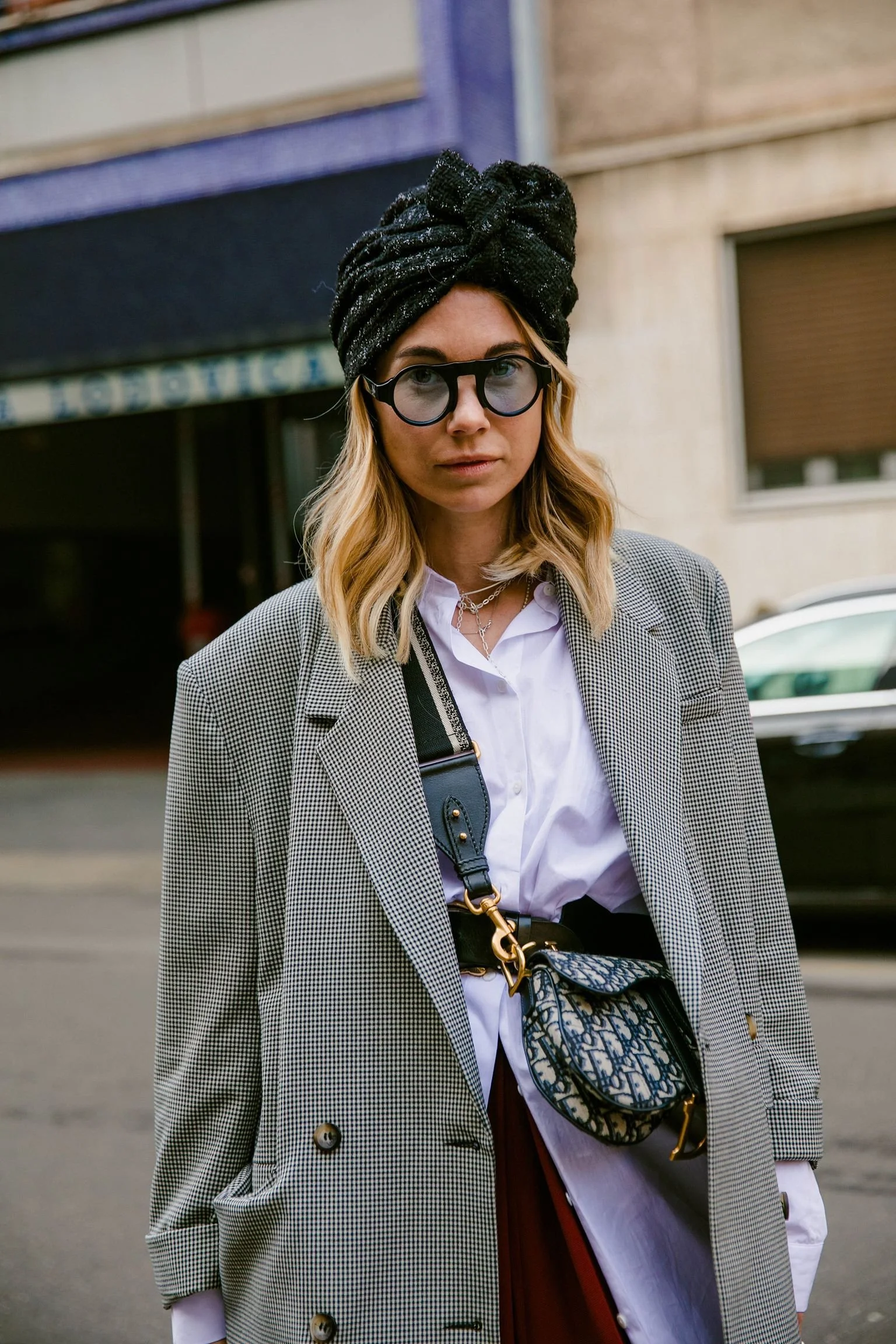 Look monocromático cinzento com turbante preto - visual urbano e ousado..jpeg