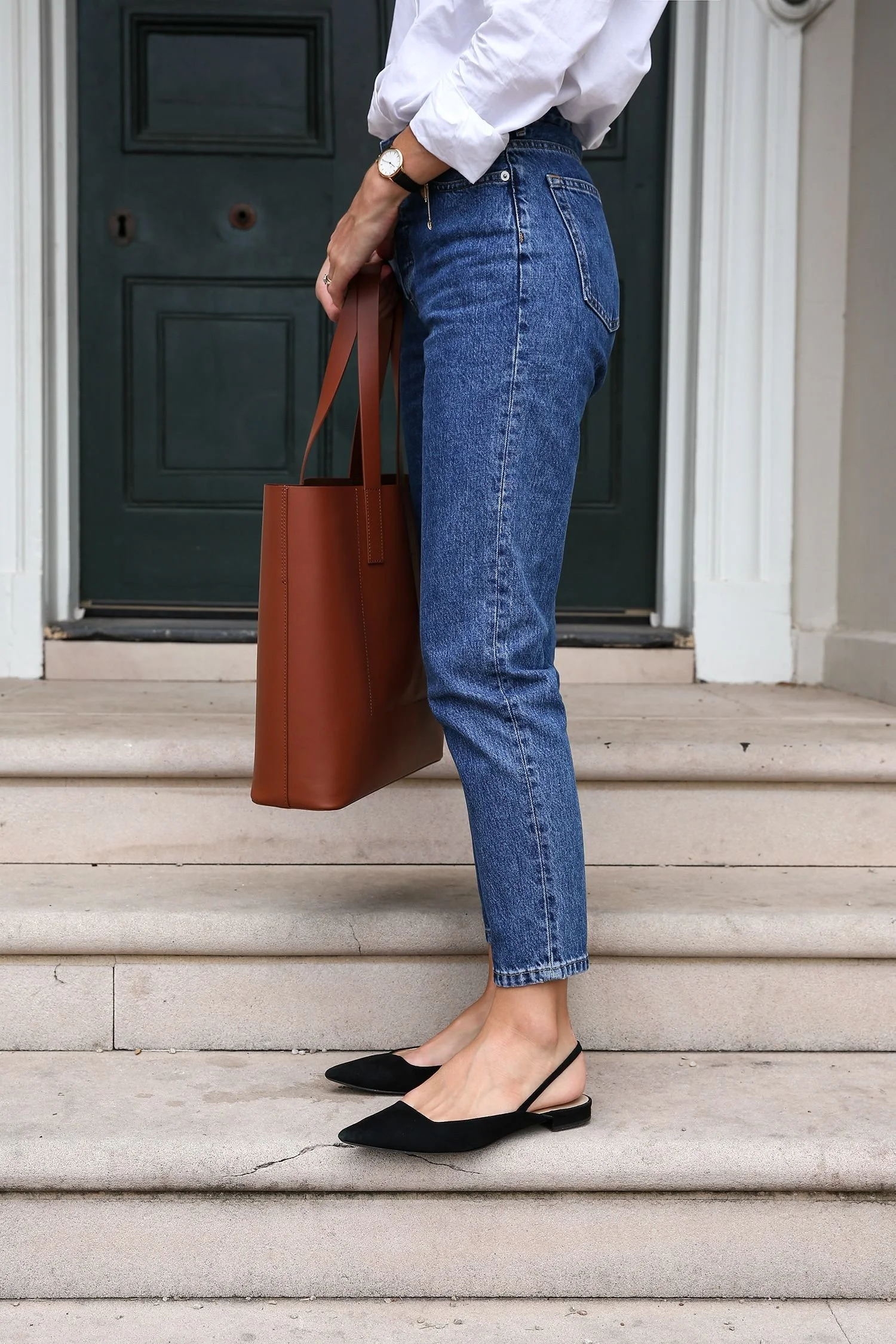 Tote bag grande combinada com jeans e camisa clássica branca.k aconchegante..jpeg