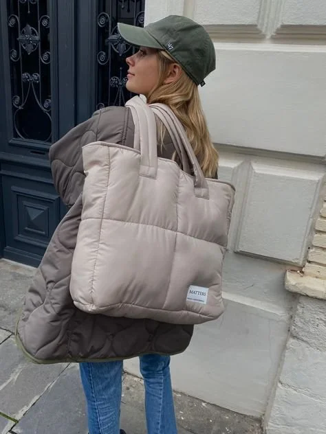 Mala oversized estilo shopper com jeans largos e casaco acolchoado..jpeg