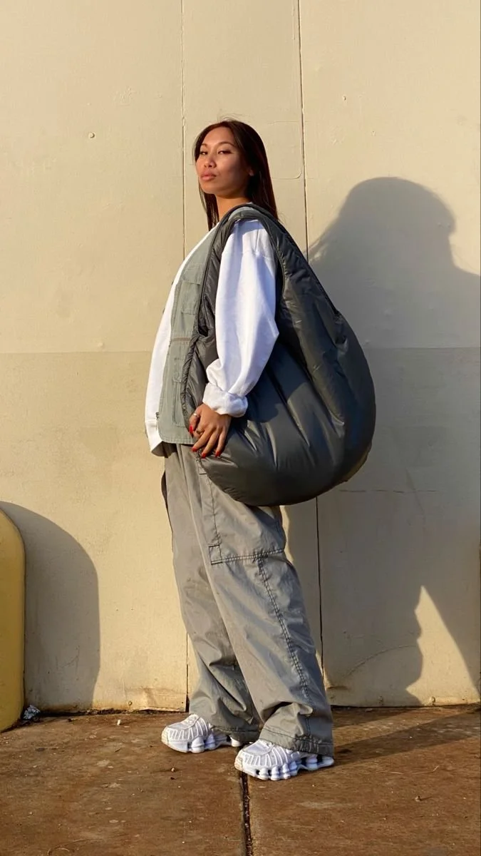 Mala oversized de ombro em pele preta, combinada com look monocromático..jpeg