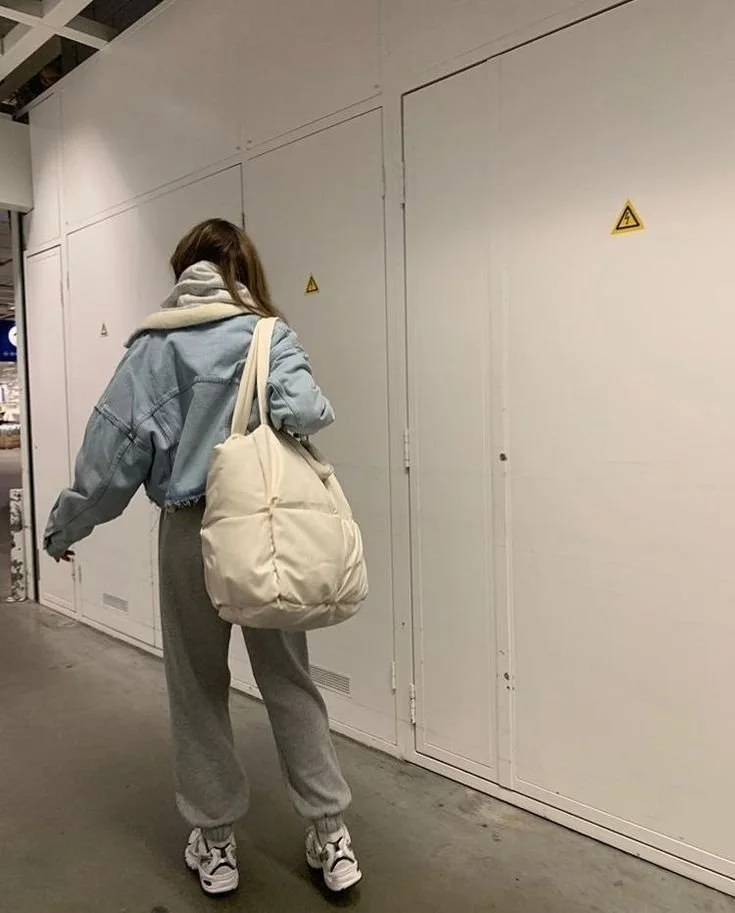 Look de escritório com mala oversized bege e trench coat estruturado..jpeg