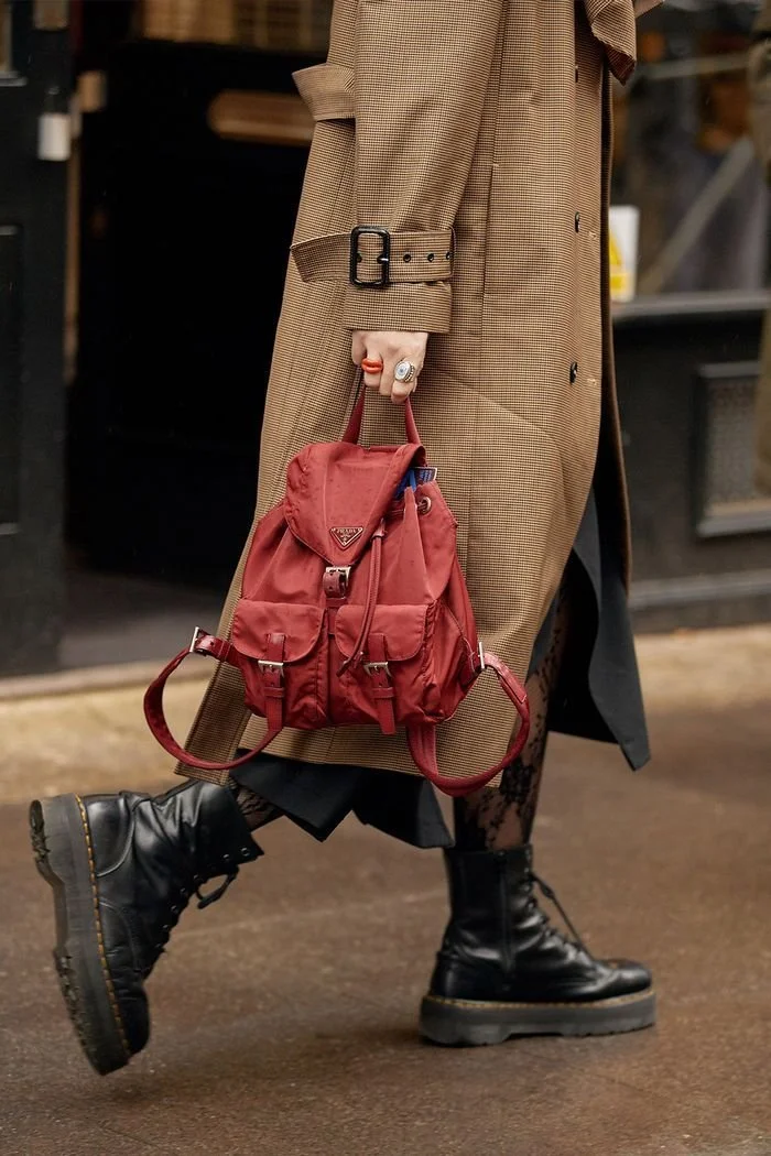 Look urbano com mochila castanha e casaco comprido oversized..jpeg