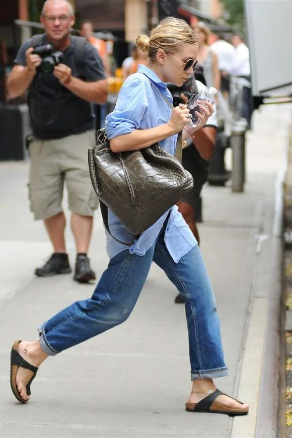Mochila em pele preta combinada com look total de ganga..jpeg