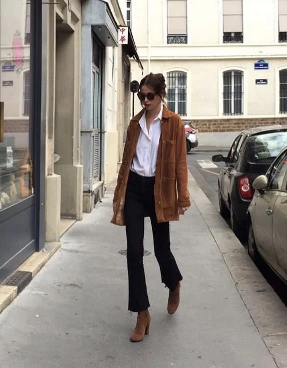 Conjunto elegante com botins, jeans dobrados e blazer estruturado..jpeg