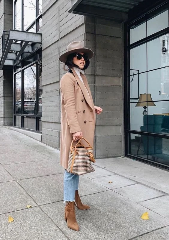 Outfit monocromático com botins de salto e calças jeans ..jpeg