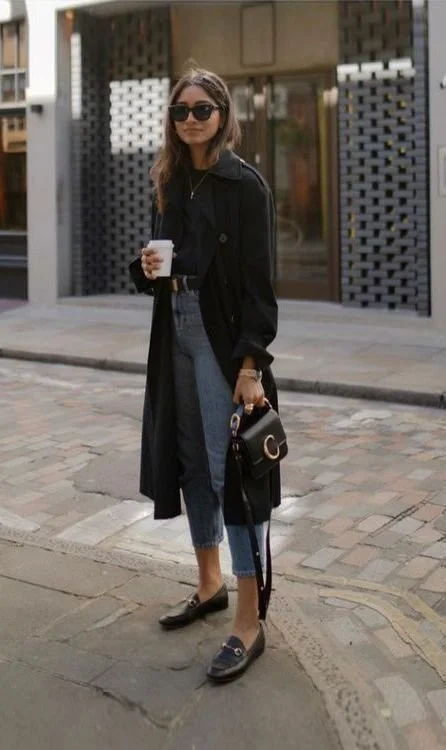 Outfit feminino com mocassins, jeans claros e camisola preta..jpeg