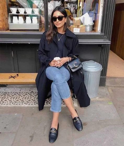 Look clássico de outono com mocassins pretos e jeans escuros..jpeg