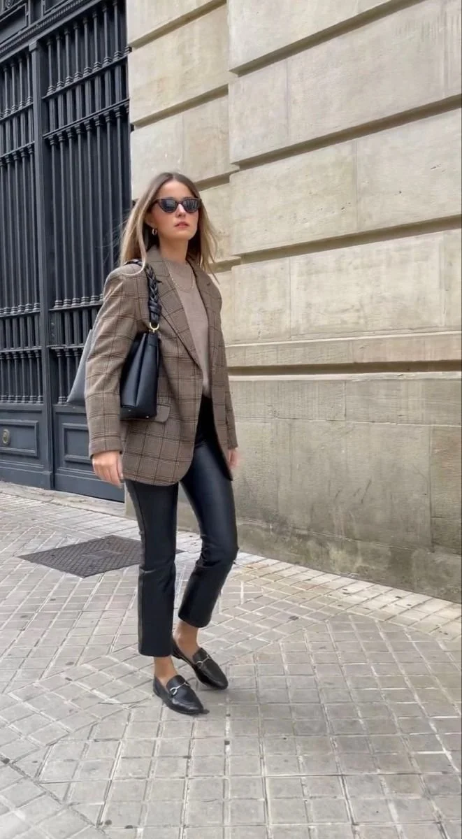 Visual minimalista com mocassins e calças pretas de alfaiataria..jpeg