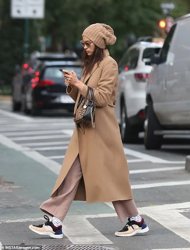 Estilo casual com ténis, calças de alfaiataria e casaco comprido com gorro..jpeg
