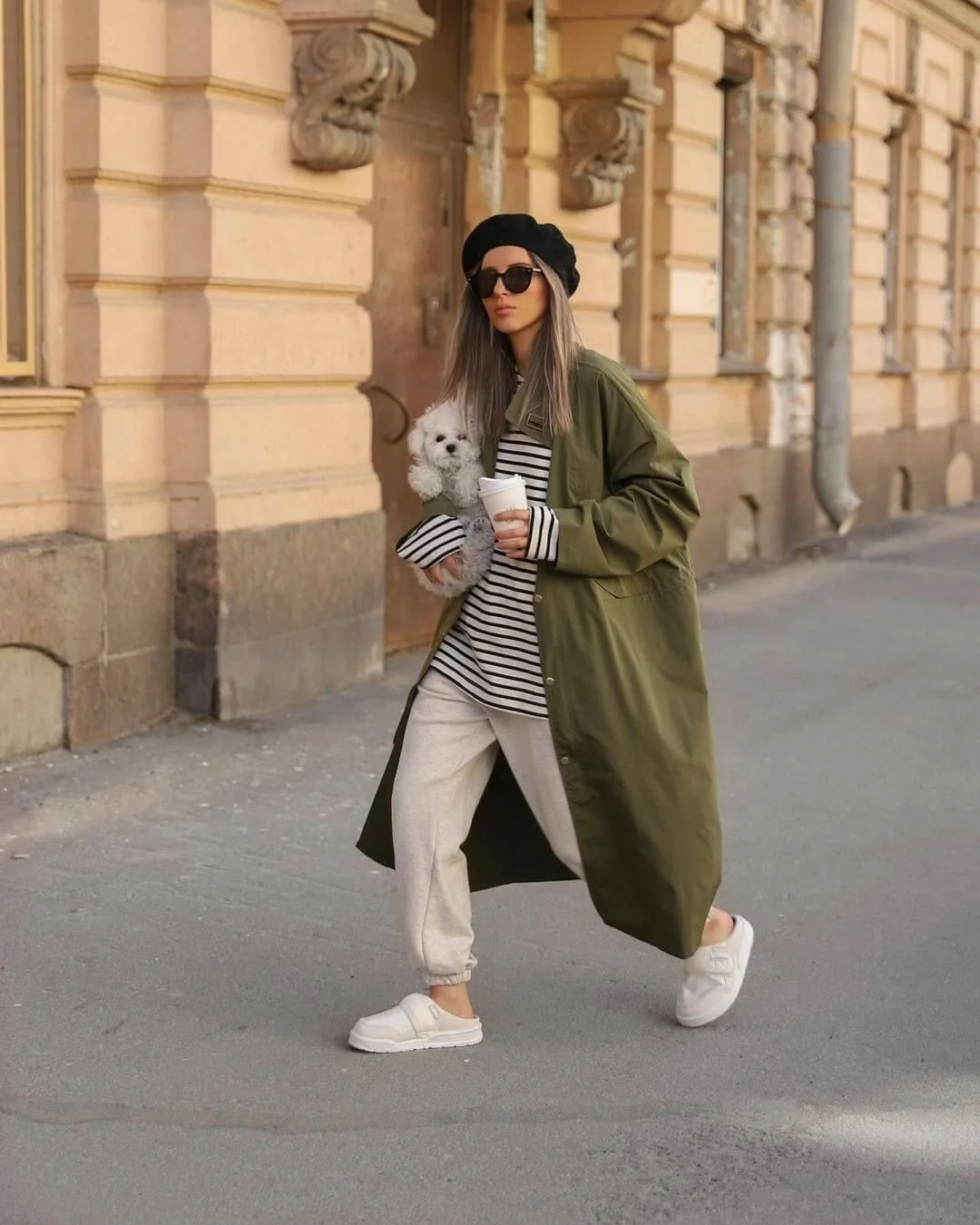 Look comfy chic na rua com Birkenstocks e calças largas..jpeg