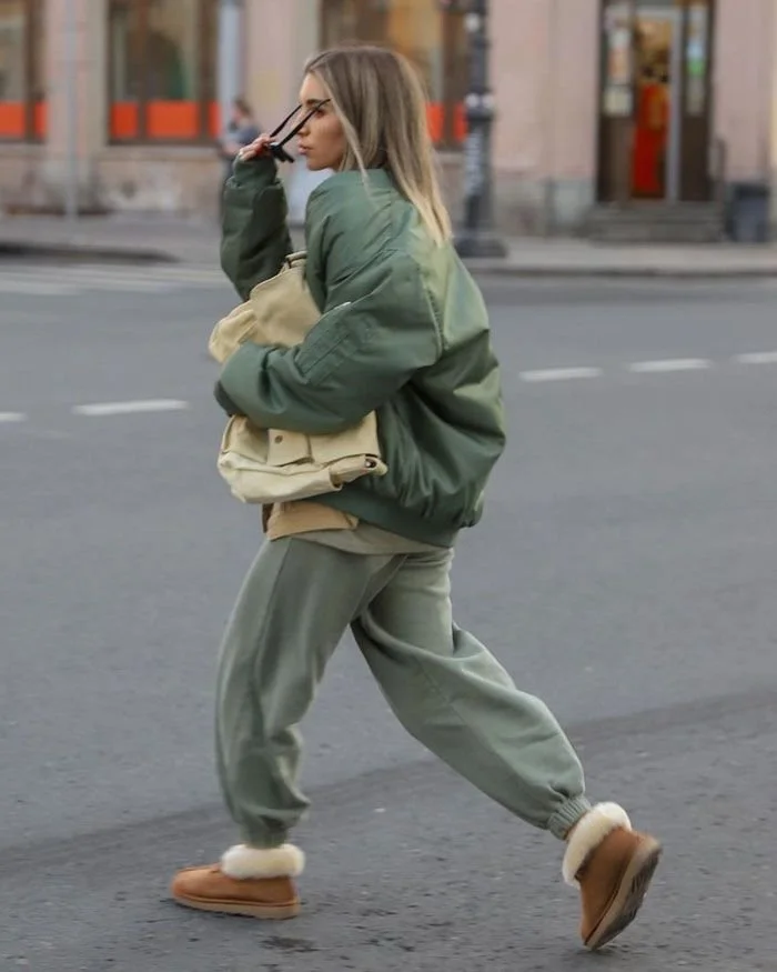 Look descontraído com calças desportivas verdes, bomber e UGGs..jpeg