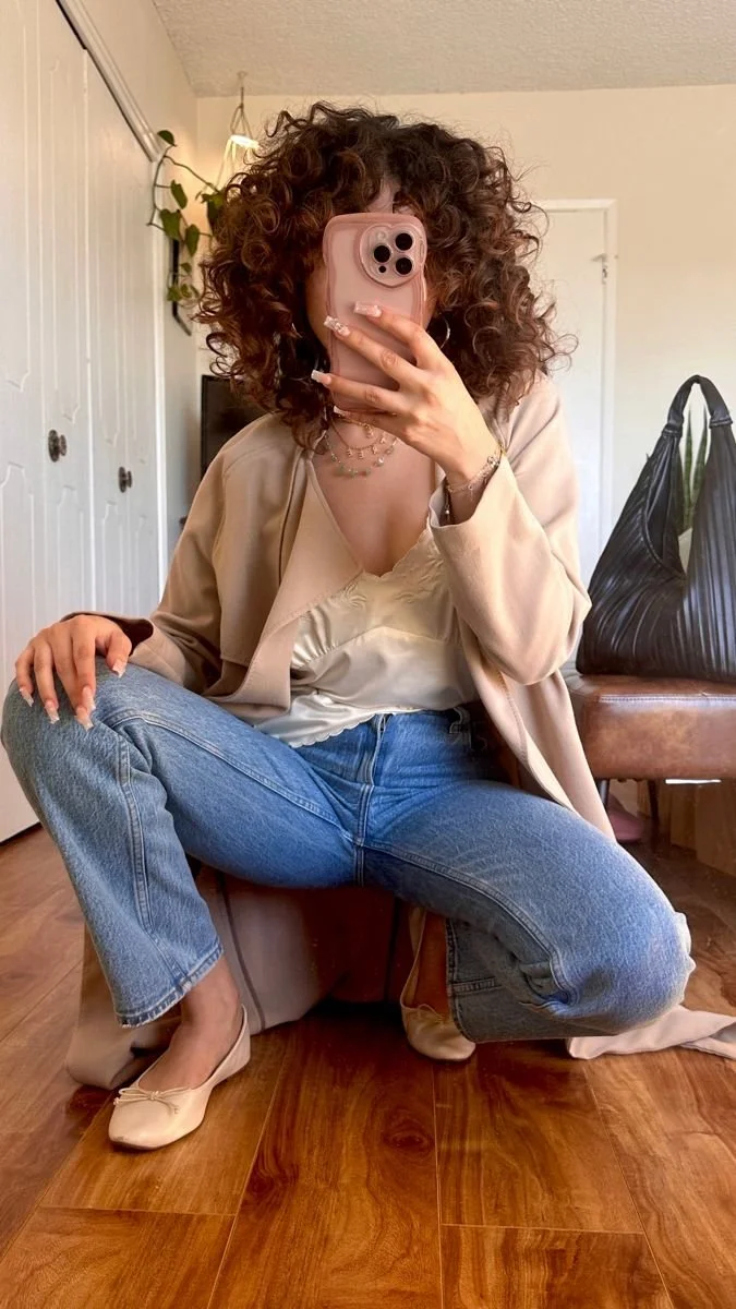 Outfit neutro com sabrinas bege e gabardine a combinar em espelho de casa..jpeg