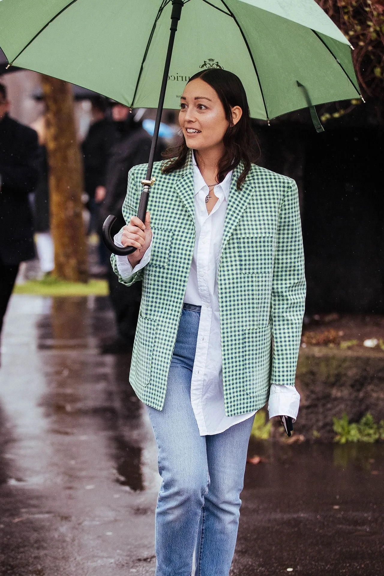 Guarda-chuva verde água elegante em cenário urbano chuvoso..jpeg