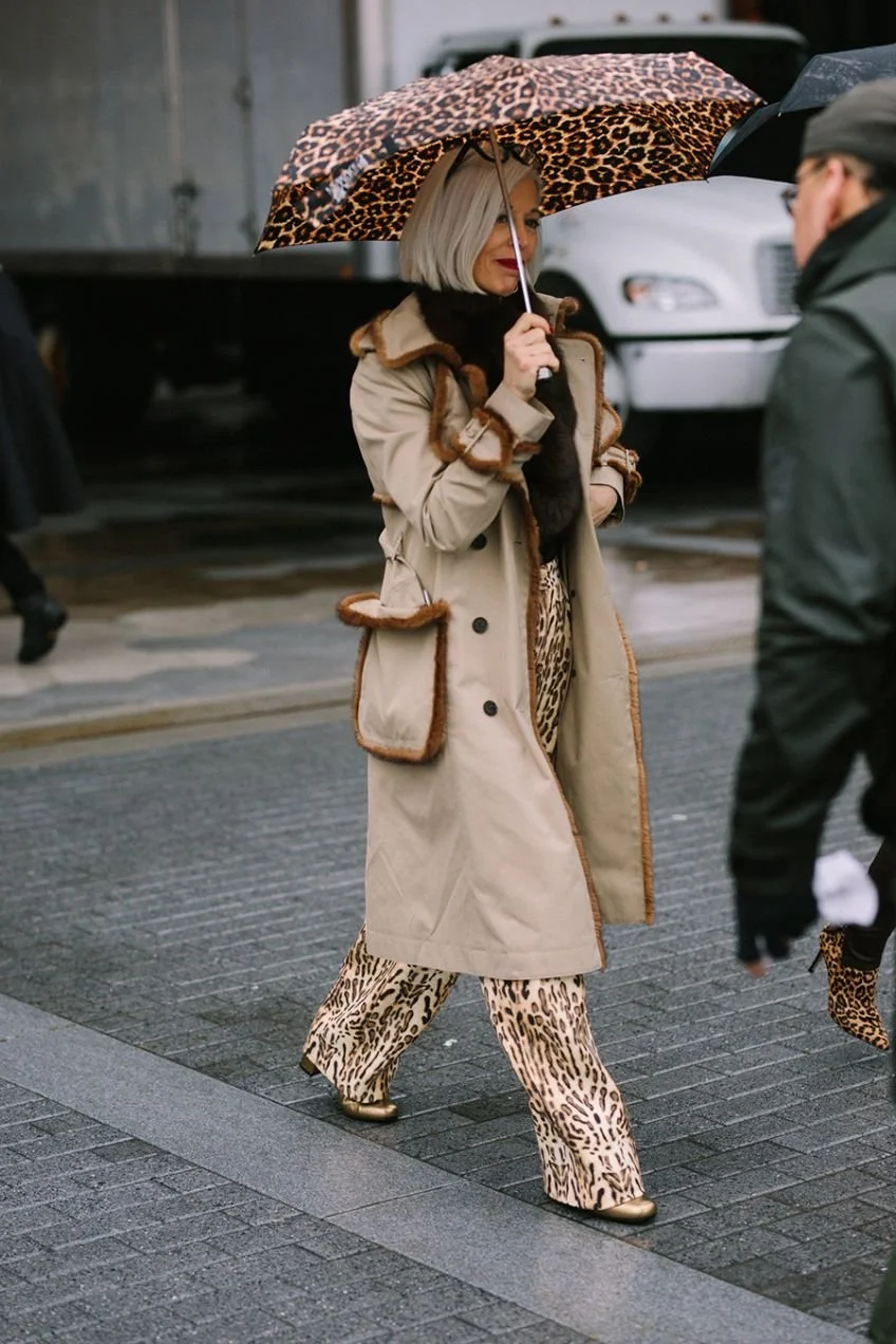 Guarda-chuva estampado leopardo com look de gabardine e calças print leopardo..jpeg
