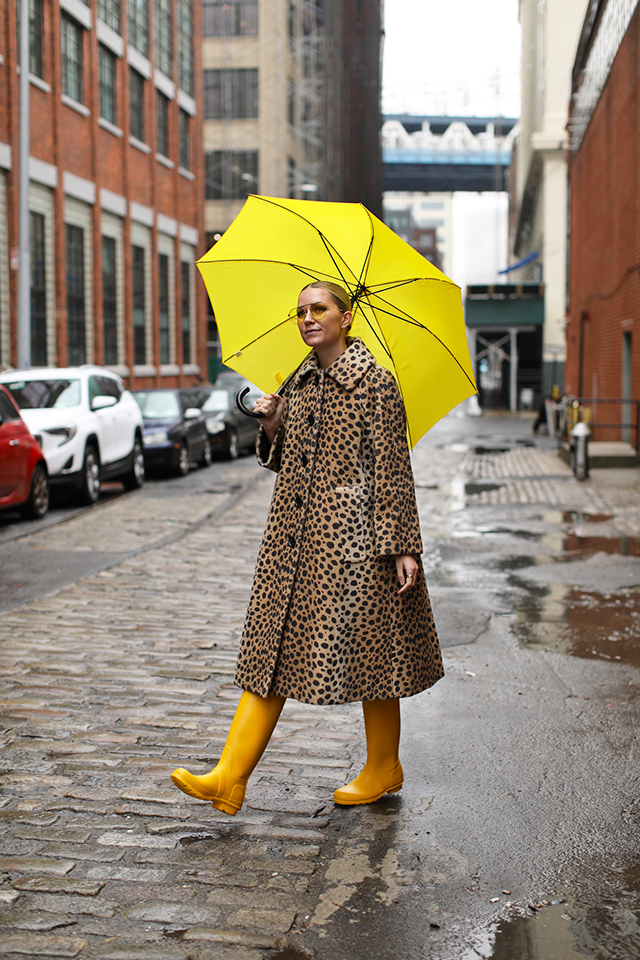 Guarda-chuva amarelo vibrante a contrastar com look monocromático ..png