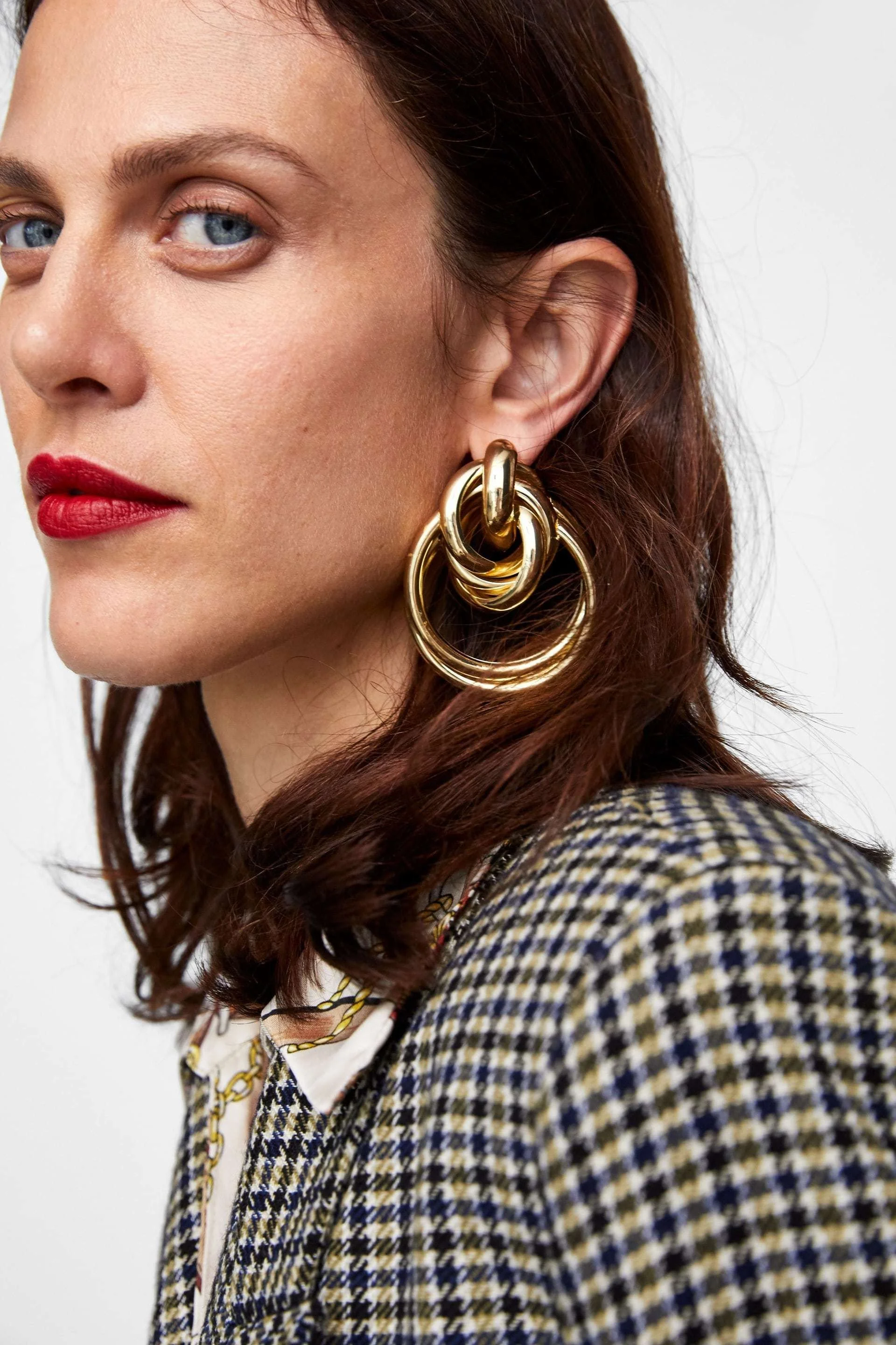 Argolas douradas grandes a complementar look casual de outono..jpeg