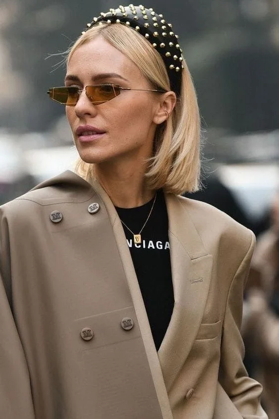 Bandolete preta com aplicaçoes douradas  num look casual..jpeg
