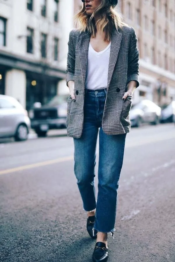 blazer com jeans e t-shirt branca.jpeg