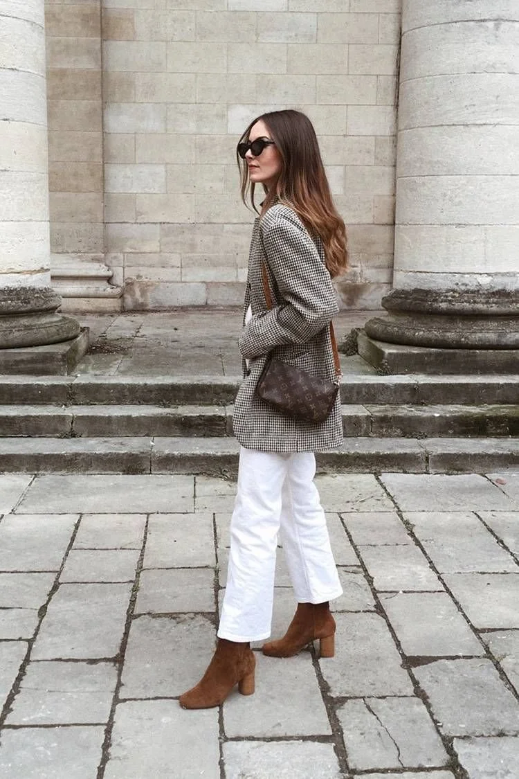 Blazer com calças brancas e botas.jpeg