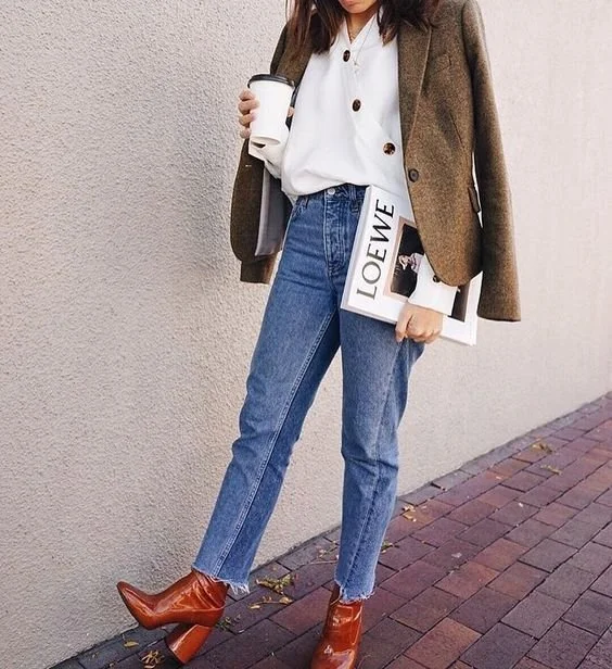 Blazer castanho com jeans e botas..jpeg
