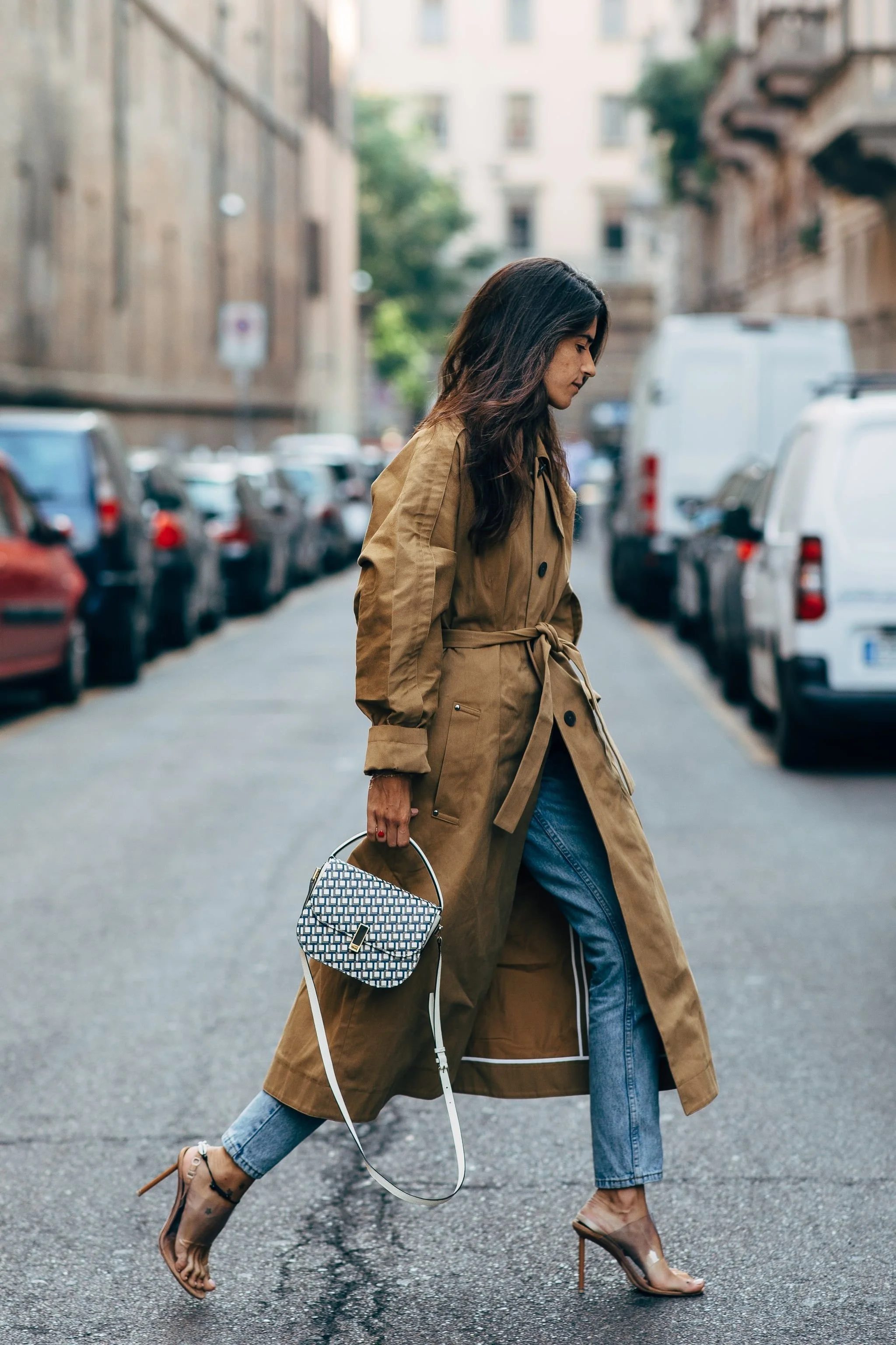 gabardine-camel-com-top-branco-e-mala-preta.jpg.jpeg
