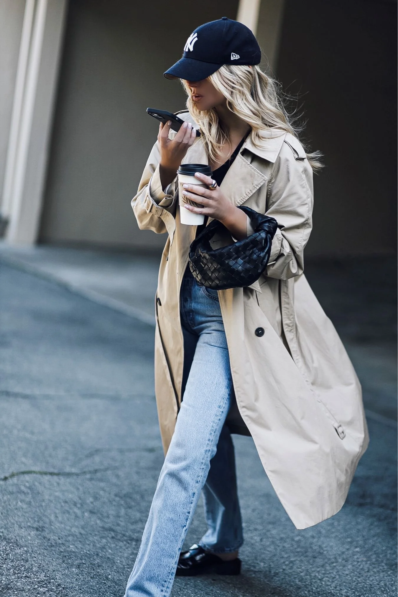 gabardine-bege-com-jeans-skinny-e-botas-pretas.jpg.jpeg