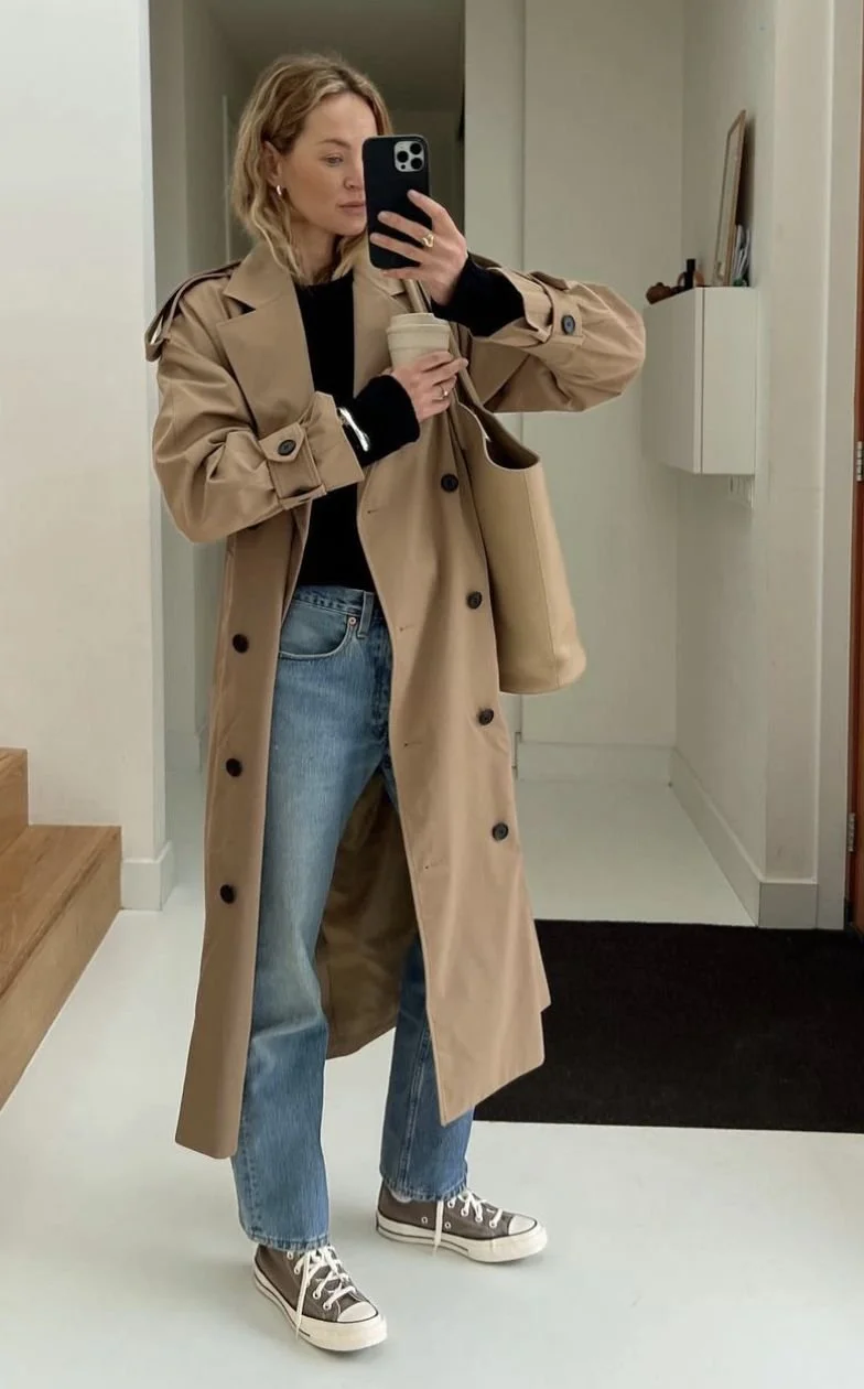 gabardine-camel-com-jeans-cropped-e-tenis-brancos.jpg.jpeg