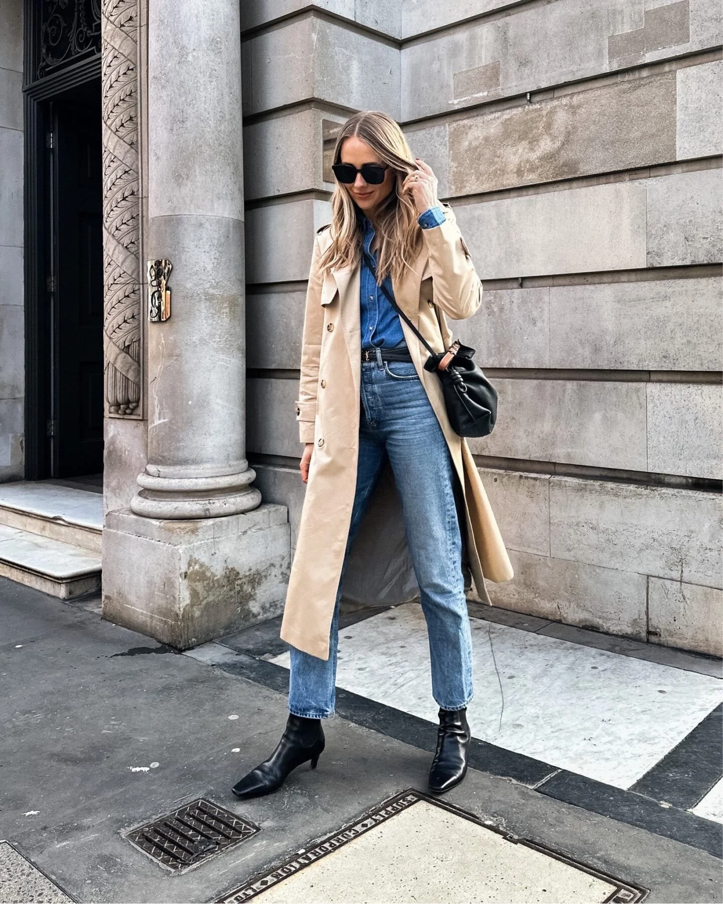 gabardine-oversized-bege-com-jeans-escuros-e-oculos.jpg.jpeg