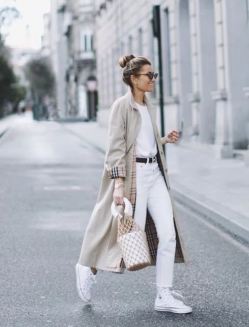 gabardine-creme-com-calças-brancas-e-botas.jpg.jpeg
