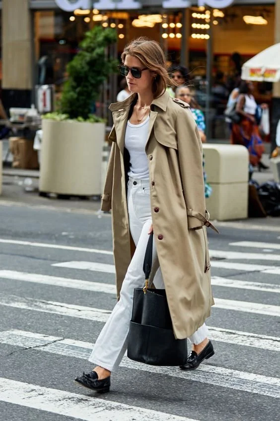 gabardine-bege-com-top-branco-e-sapatos.jpg.jpeg