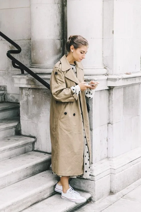 gabardine-camel-com-vestido-floral-midi-e-tenis.jpg.jpeg