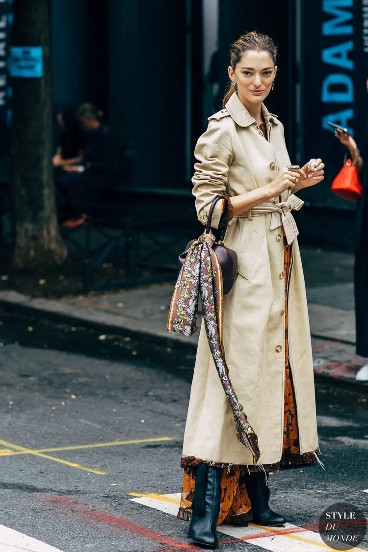 gabardine-bege-com-vestido-estampado-e-chapeu.jpg.jpeg